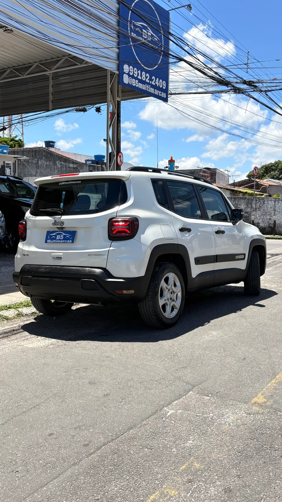 Jeep Renegade Sport T270 1.3 TB 4x2 Flex Aut. Motor 1.3 Turbo T270 Flex de até 185 cv, câmbio automático de 6 marchas, tração 4x2, direção elétrica, central multimídia touchscreen, Android Auto, Apple CarPlay, Bluetooth, ar-condicionado, piloto automático, volante multifuncional, computador de bordo, vidros elétricos nas quatro portas, travas elétricas, retrovisores elétricos, banco do motorista com regulagem de altura, ajuste de altura do volante, freio de estacionamento eletrônico, assistente de partida em rampas, controle eletrônico de estabilidade, controle de tração, airbags frontais e laterais, freios ABS, rodas de liga leve, excelente desempenho com motor turbo, posição de dirigir elevada, boa estabilidade, versatilidade para cidade e estrada, SUV moderno e robusto, apenas 53.294 km rodados 2023, foto 2