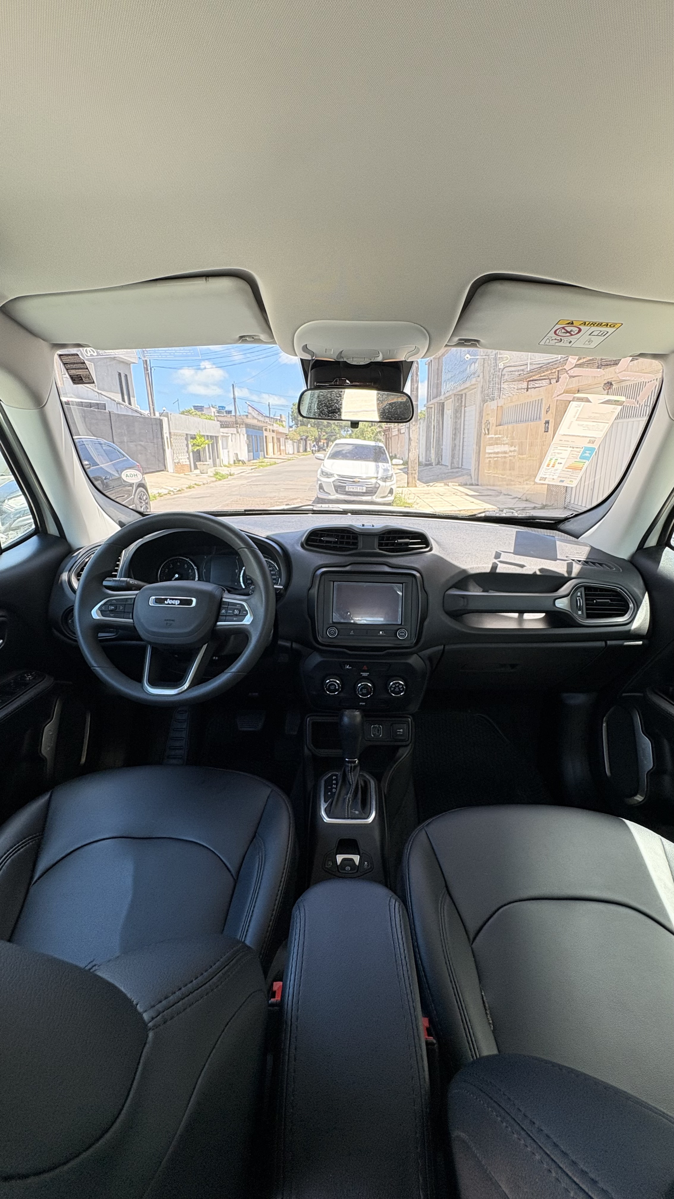 Jeep Renegade Sport T270 1.3 TB 4x2 Flex Aut. Motor 1.3 Turbo T270 Flex de até 185 cv, câmbio automático de 6 marchas, tração 4x2, direção elétrica, central multimídia touchscreen, Android Auto, Apple CarPlay, Bluetooth, ar-condicionado, piloto automático, volante multifuncional, computador de bordo, vidros elétricos nas quatro portas, travas elétricas, retrovisores elétricos, banco do motorista com regulagem de altura, ajuste de altura do volante, freio de estacionamento eletrônico, assistente de partida em rampas, controle eletrônico de estabilidade, controle de tração, airbags frontais e laterais, freios ABS, rodas de liga leve, excelente desempenho com motor turbo, posição de dirigir elevada, boa estabilidade, versatilidade para cidade e estrada, SUV moderno e robusto, apenas 53.294 km rodados 2023